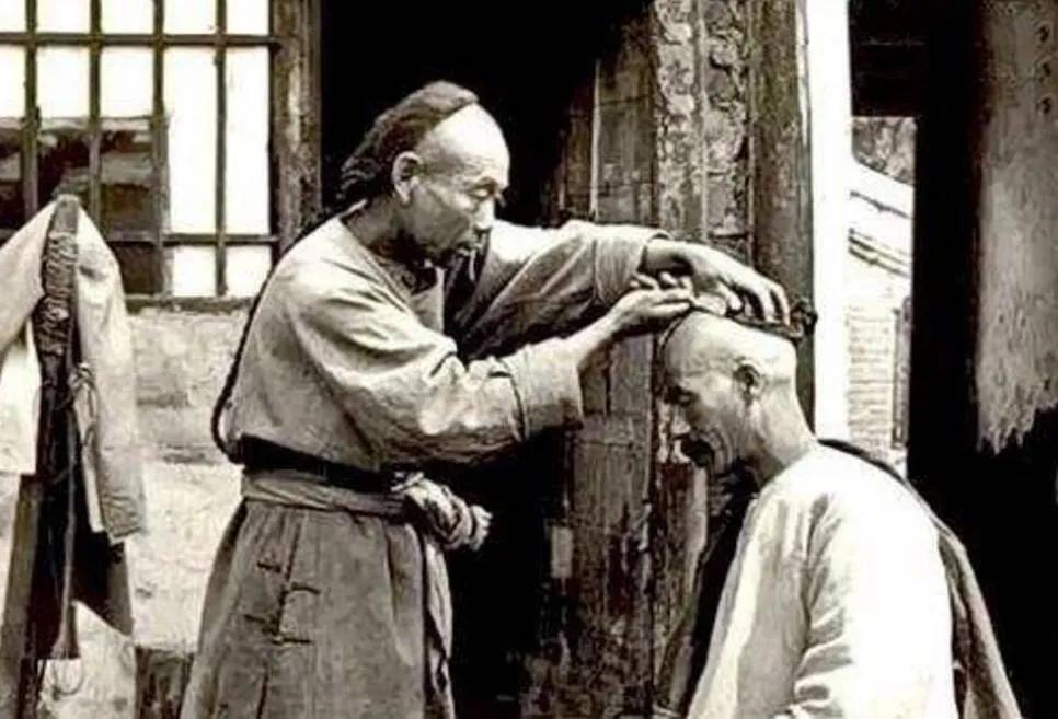 顺治二年，南京城外。一个汉人跪在多尔衮面前，递上一道奏折。折子里写着四个字：剃