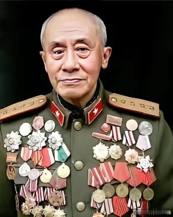 1938年，八路军排长肖万世因手下小战士捅死挑衅的日军俘虏，被上级以驭下无方撤职