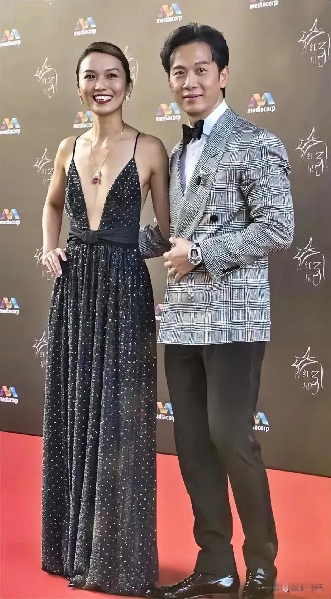 这对夫妻好亮眼啊！两人的cp感真的太强了。个子一样高，笑容一样甜，就连皮肤都一样
