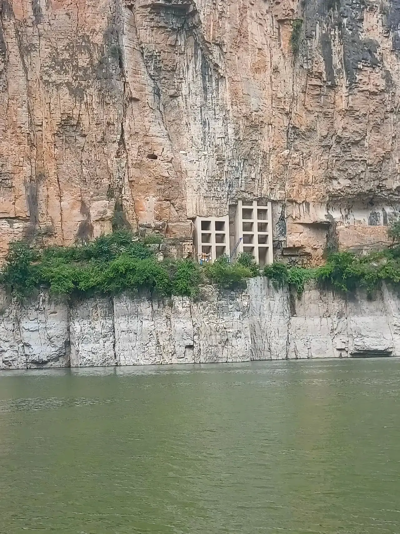 游三峡，发现有这样的建筑，这是支撑山体，防止划破的吗？