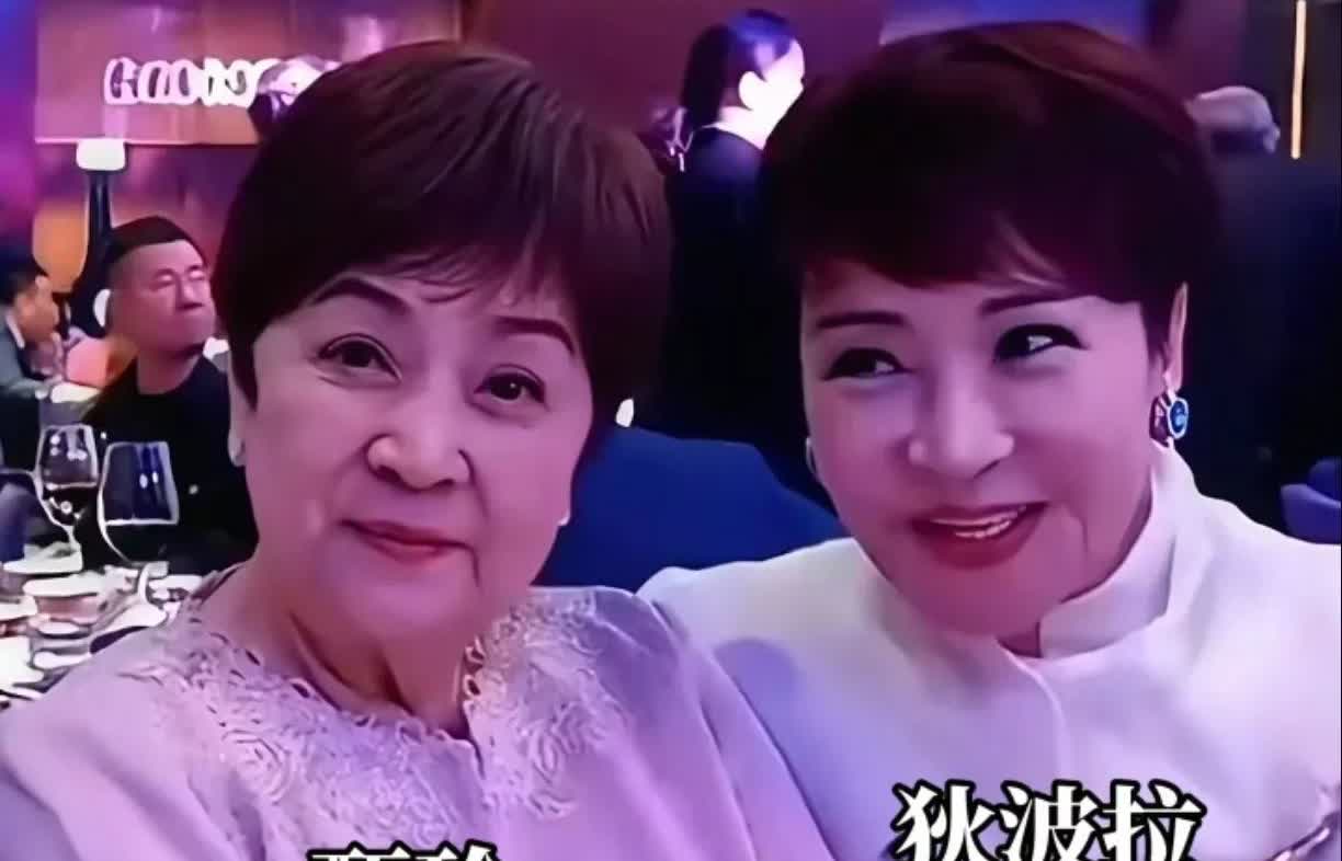 这是谢贤的两任老婆的同框合照！甄珍是1948年的，狄波拉是1951年的，甄珍比狄