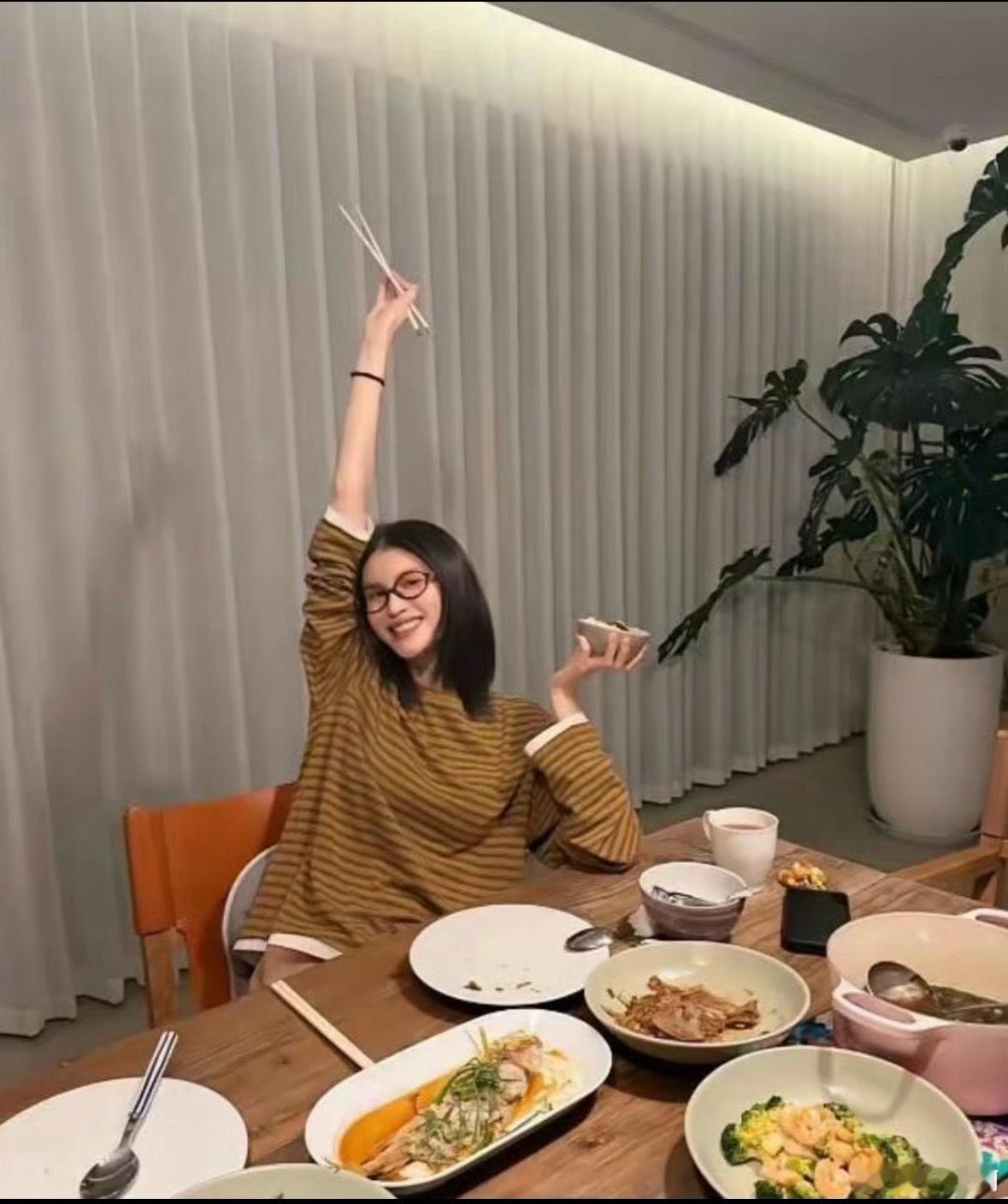 何穗晒陈伟霆做的五菜一汤真没想到，在外是气场全开的港风男神，回到家里居然变身下厨