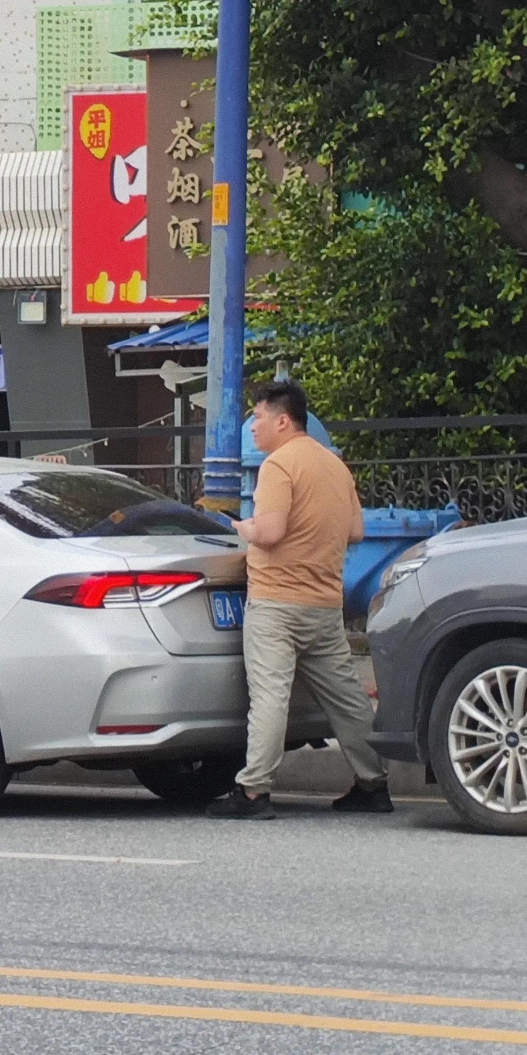 这是我的车，他要干嘛？这个姿势都呆了好长时间了！