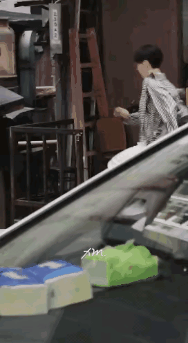 哈哈哈哈虽然没看到正脸这背影我都知道是谁[捂脸哭]