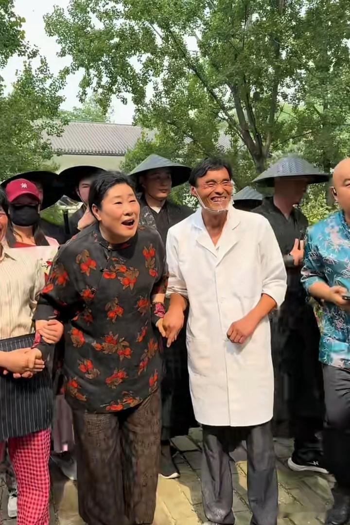 好奇怪，山东的草根网红喜欢扎堆，或者叫相互扶持。这不，山东大衣哥刚从山东拉面哥