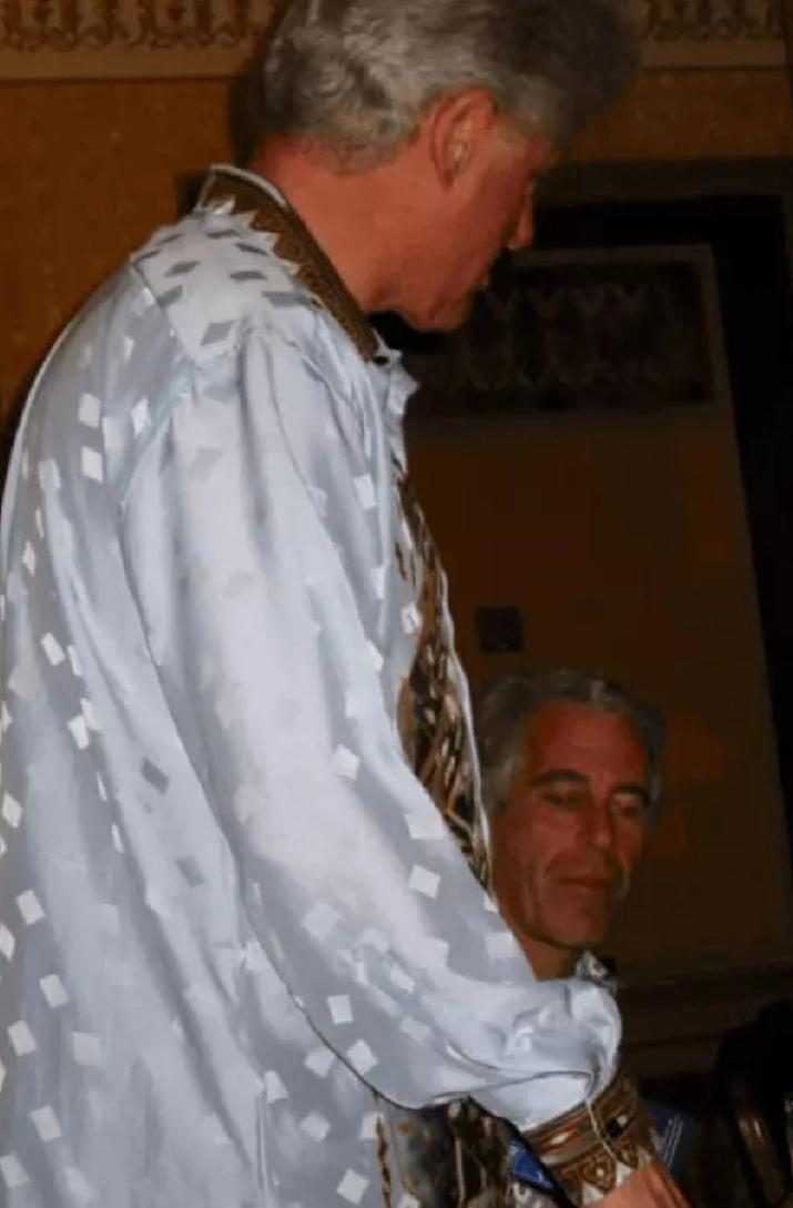 伪君子的相互嘶咬当下克林顿与爱泼斯坦等人共浴照产被披露出来了，在事实面前克林顿