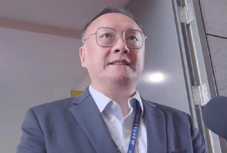 为卢秀燕赴陆做铺垫？郑照新证实将在9月2日赴陆，并展现出了硬刚绿营的态度。透露出