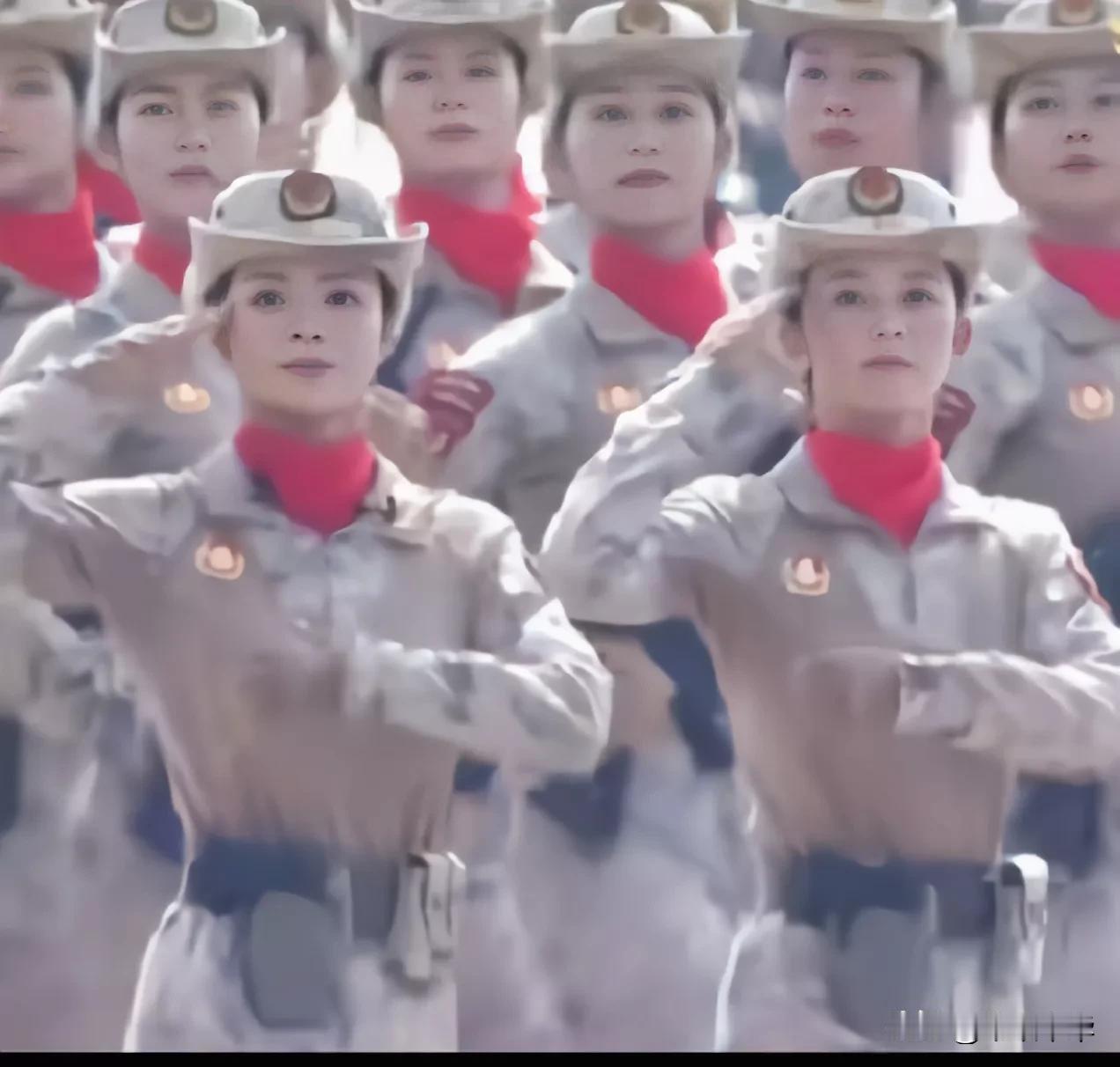 巾帼不让须眉，在阅兵方阵中女兵始终是一道靓丽的风景线，与男士兵同标准、同强度训练
