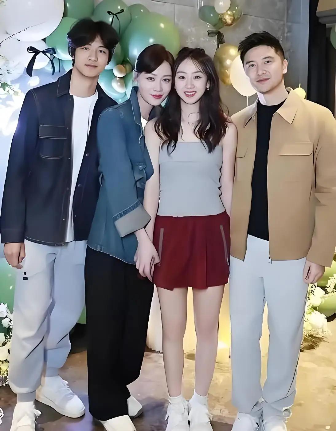 田亮一家四口的合影颜值最高的不是女儿森蝶也不是儿子森碗反而是人到中年的叶一