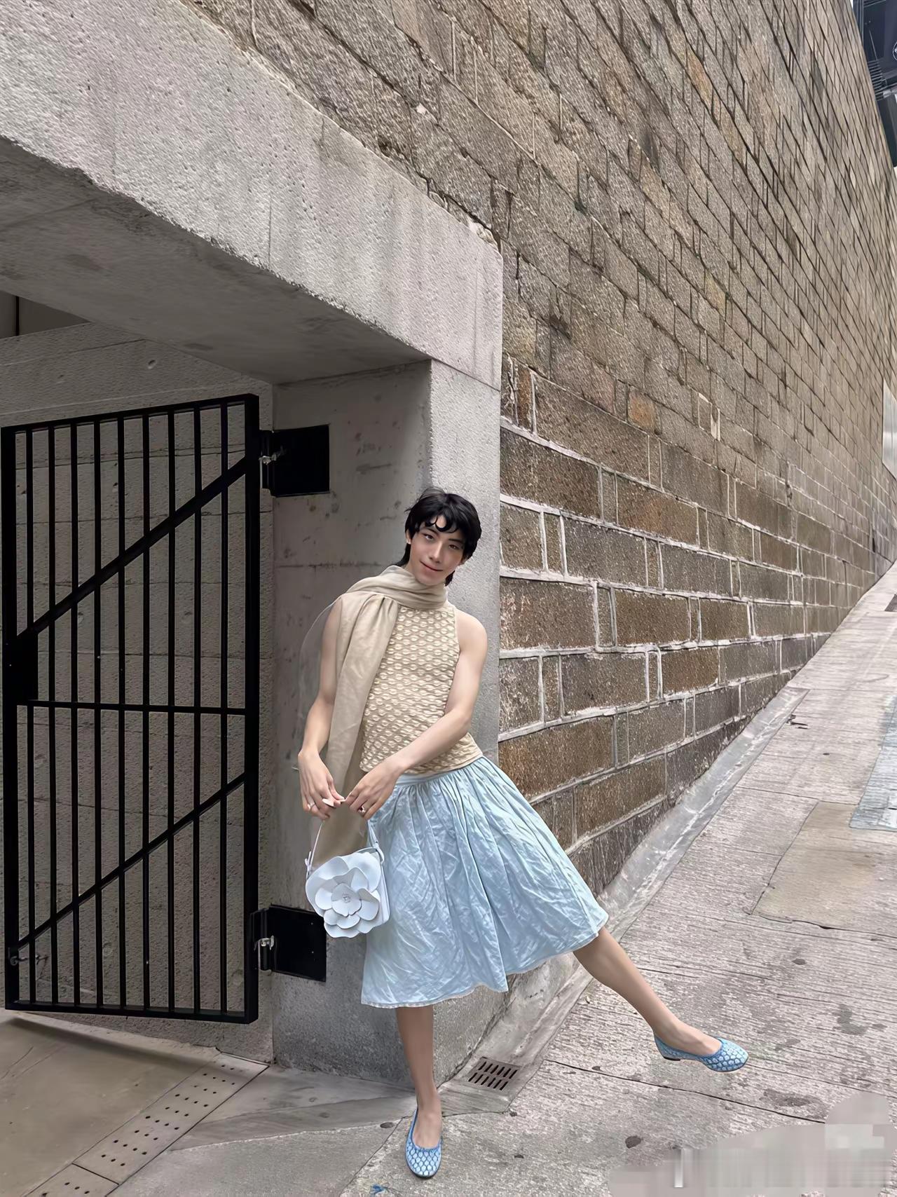 伊能静的儿子恩利再次穿起裙装，蓝色连衣裙搭配蓝色波点皮鞋，整体造型透着一股清新感