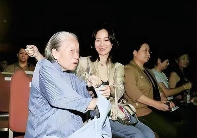 何超琼有10个保镖，4个保姆，其中一位名叫晶姐的保姆跟了她48年，到了晚年耳聋眼