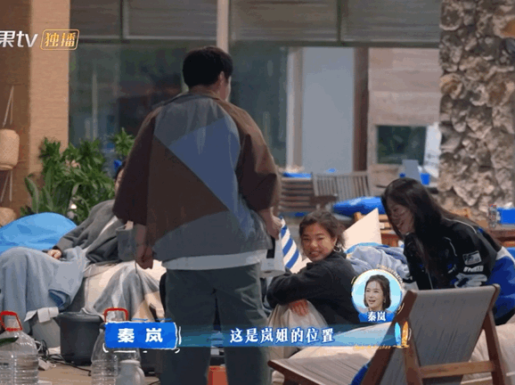 秦岚泡脚主打一个就地取材秦岚解锁垃圾桶新用处谁能想到泡脚现场突发人数小意外，桶