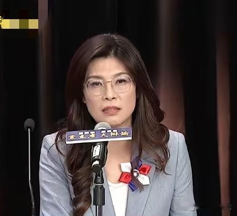 我觉得郑秀丽真的是一个有心人，她第二次辩论会戴的胸针就意味深长。我试着解释一