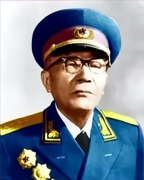 1981年，有人想要否定毛主席，胡乔木提议改称毛主席为毛泽东，黄克诚将军却觉得心
