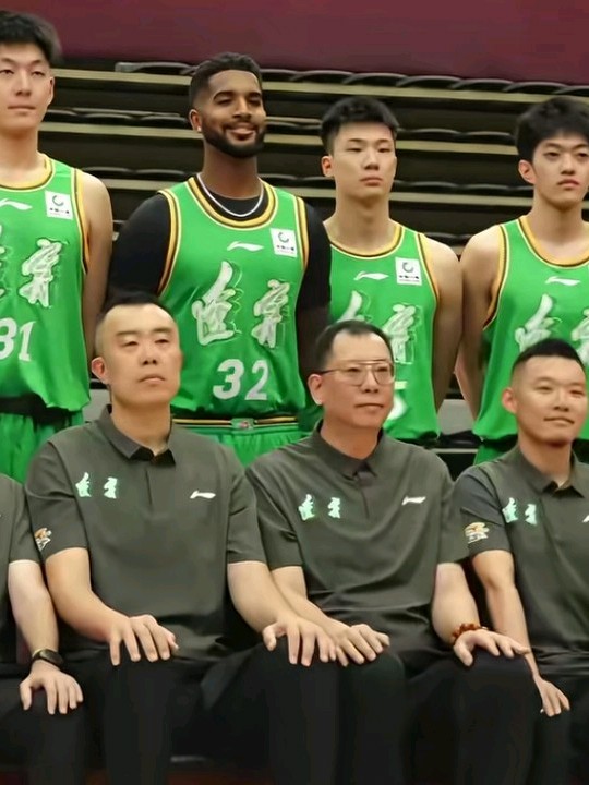 辽宁男篮新气象，看辽宁男篮的大合影要比去年强了很多，变换也挺大，首先四名外援都换了，韩德君接手副总经