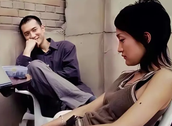 黄觉片场看周迅的眼神藏着20年前最戳人的心动2003年的片场，周迅靠在椅子上