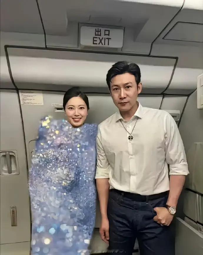 不懂就问：空姐不能和明星合照吗？如果是，为什么马赛克的是衣服，而不是脸