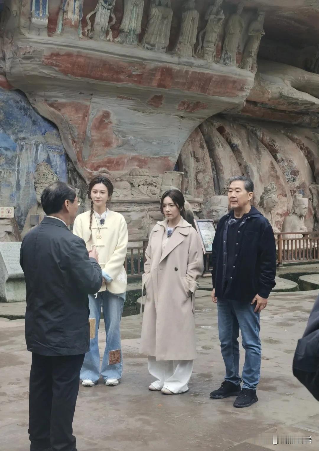 70岁的老戏骨张国立老师，现身重庆出席活动，他头发花白，面容苍老，但是身形还算是