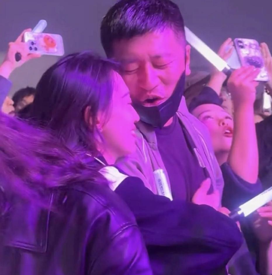 早在2020年底，张雪峰就主动承认离婚了，去年底演唱会上那位，大概率是第二任或第