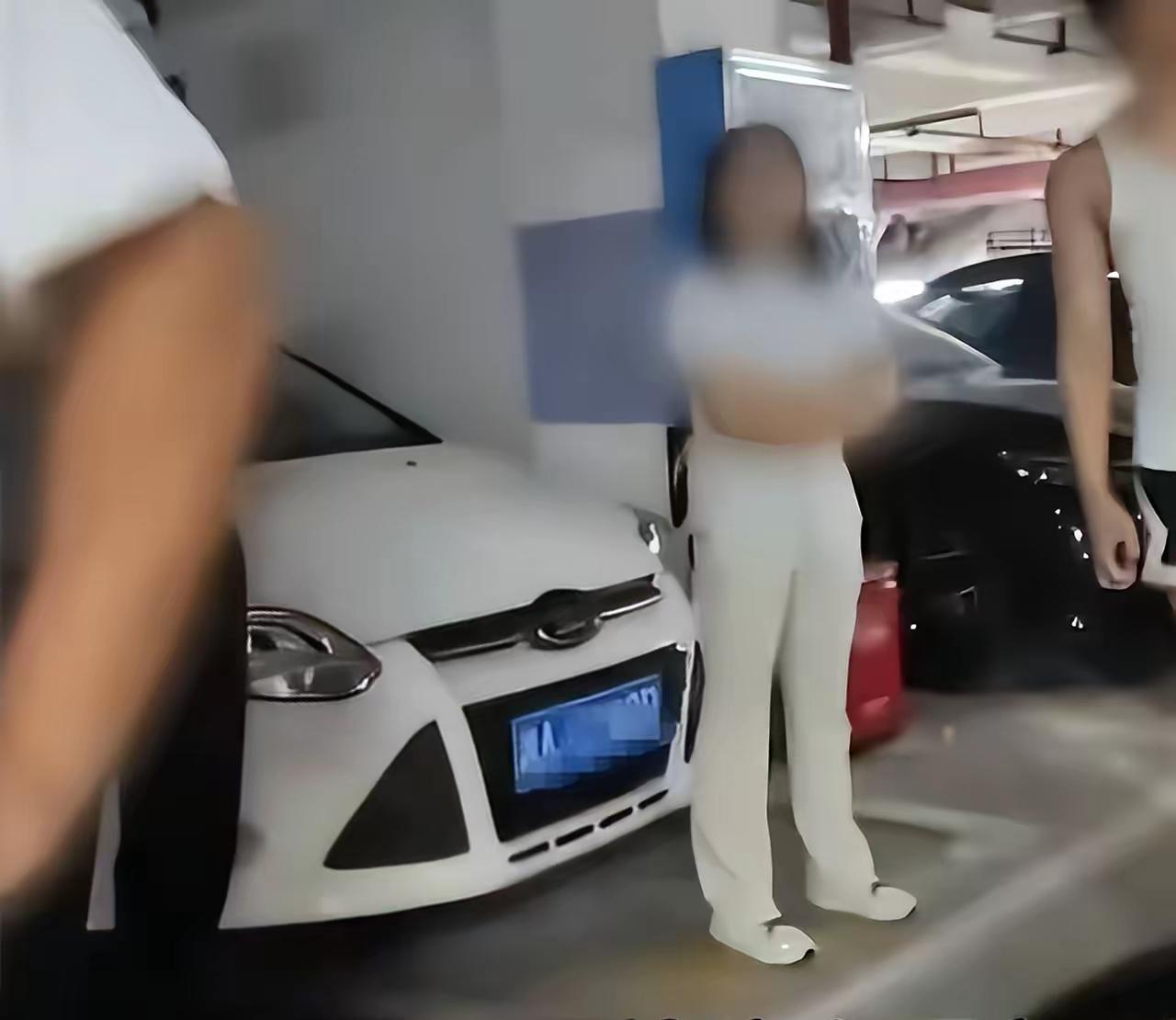 长沙女车主霸车位事件，告诉我们离法治社会还有多远？!8天了，自己的车位被占，