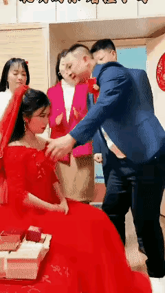 婚礼现场新娘连拒三次亲吻，新郎撸下镯子掉头就走刚刷到个视频。看得我目瞪口呆。