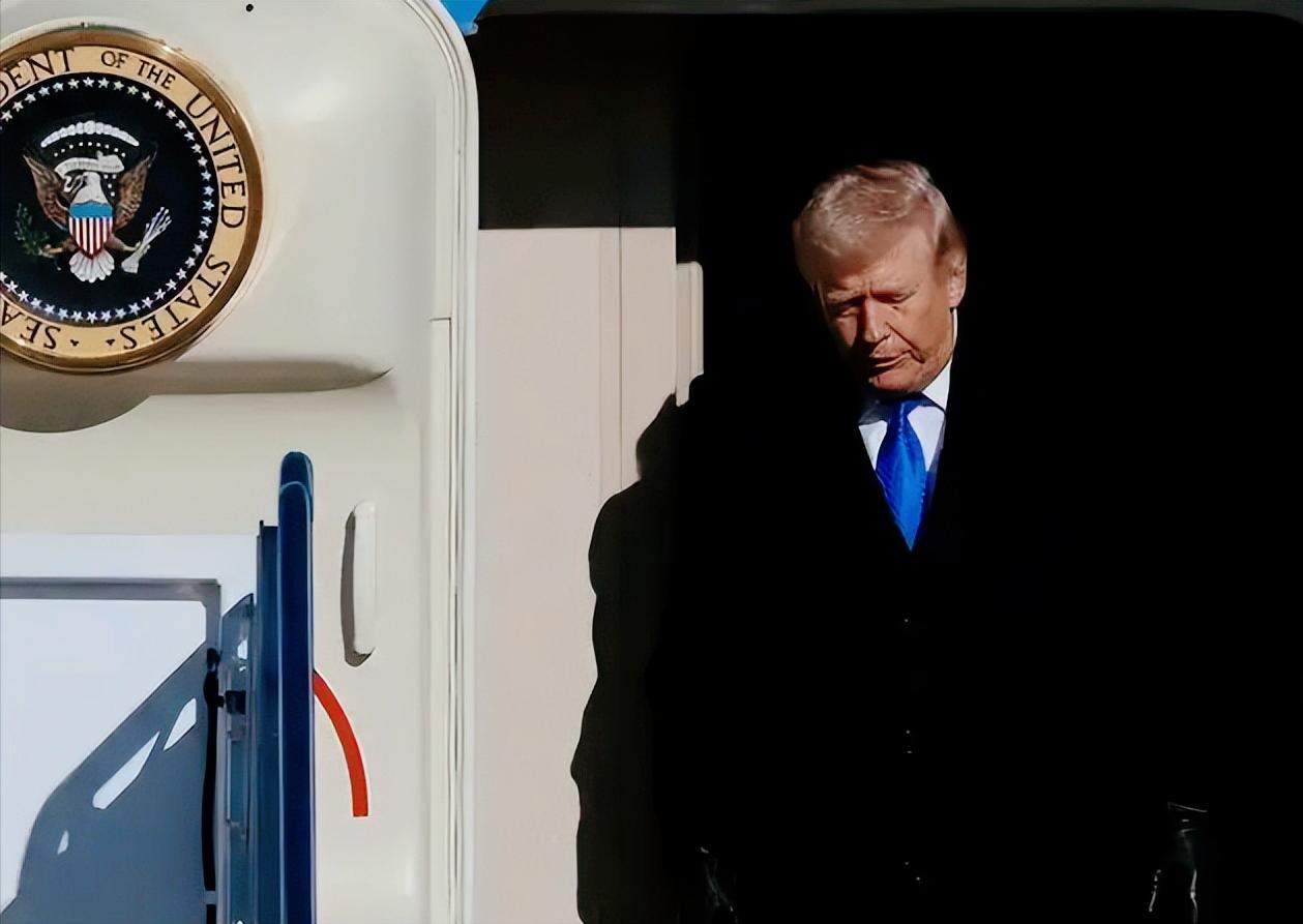 事实上特朗普的总统路早就走死了，别看他还占着白宫，看似能发号施令，其实政治底气早