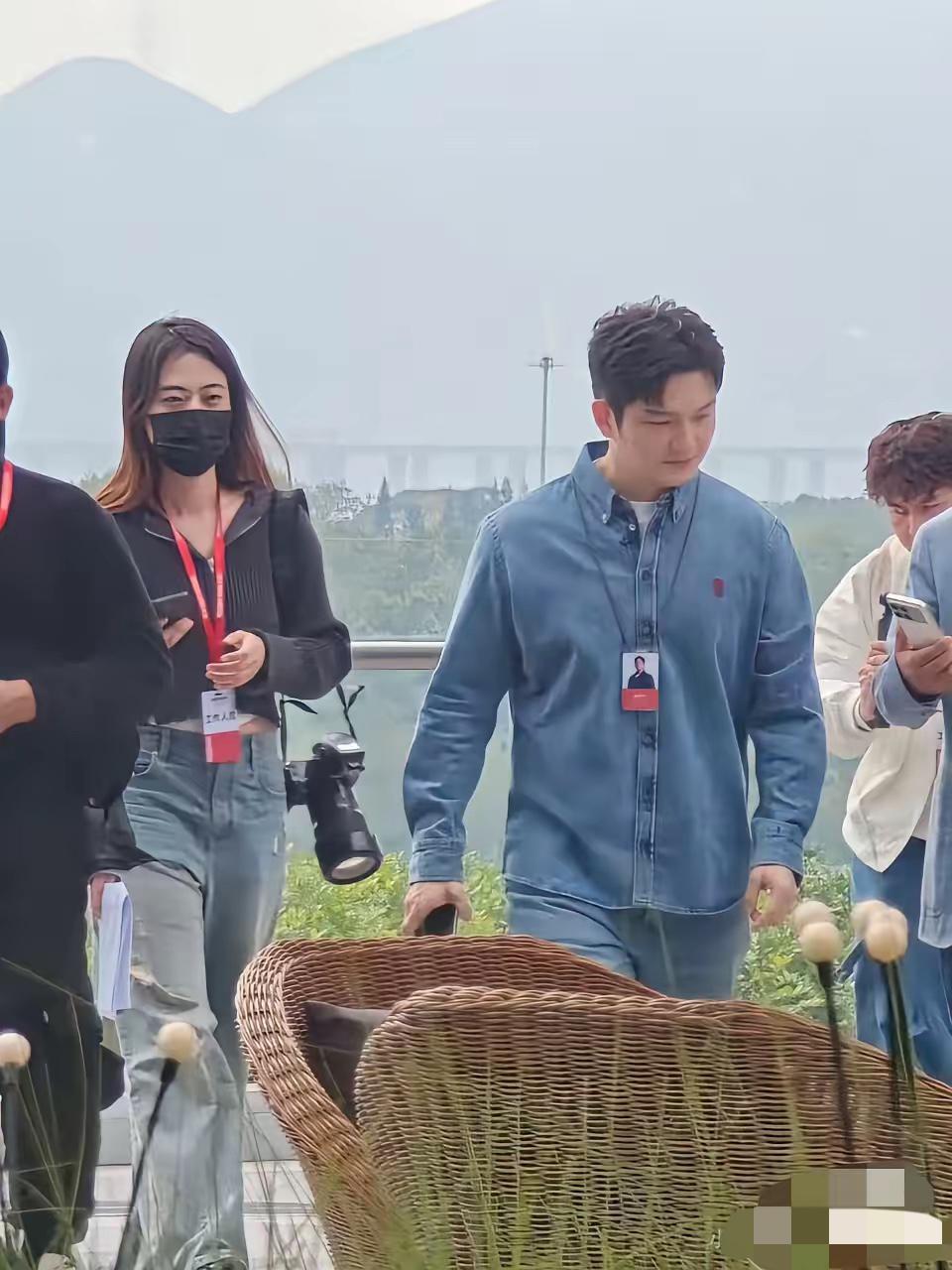 樊振东来了！一身牛仔套装炸场小米大厦，露额发型清爽利落，宽肩窄腰衬得身形挺拔，帅