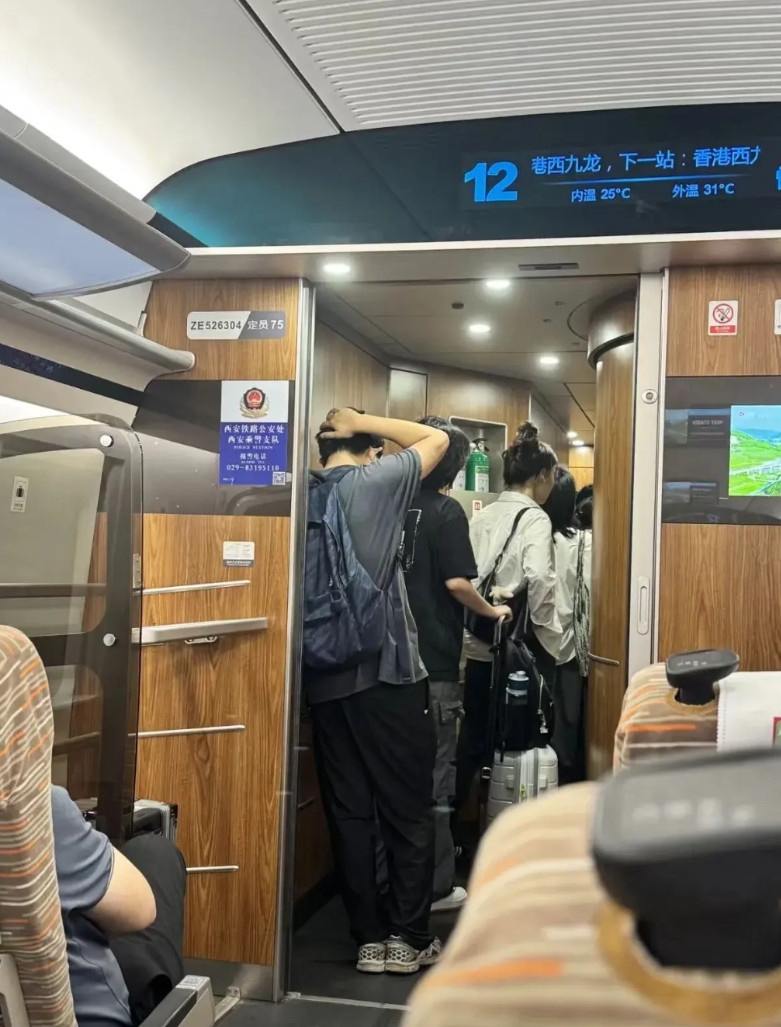 坐高铁最不理解的行为，没有之一很多乘客在高铁到站前十几分钟就离开座位，收拾好