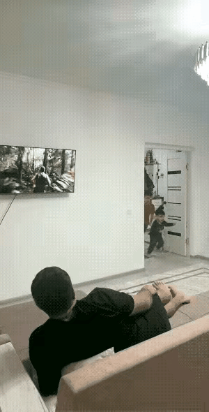 这是顶级求生欲！一男子正躺在沙发上舒服看电视，三个小孩突然从屋里跑出来。他瞬间警