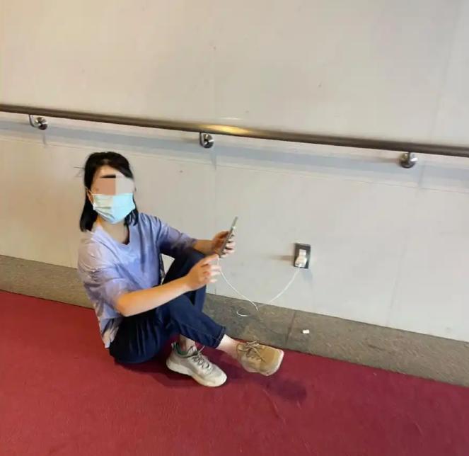 万万没想到，中国人居然会被日本这样骂上热搜！2024年，一中国阿姨因为手机马上关