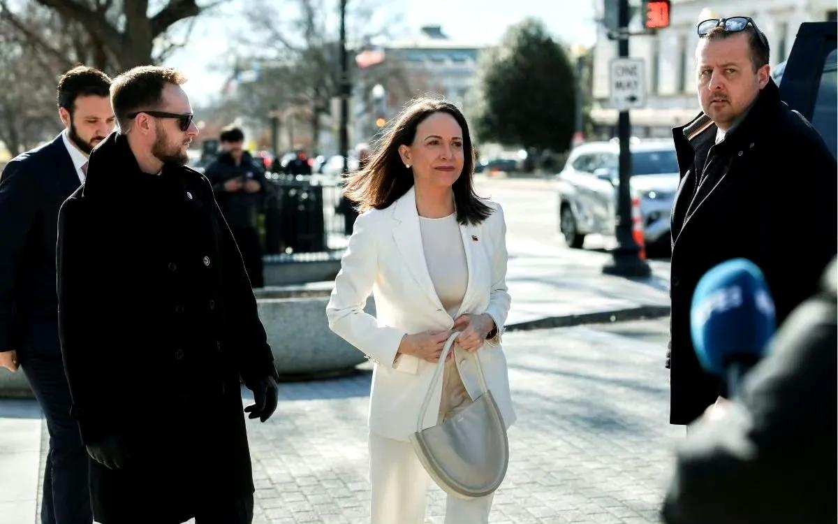 委内瑞拉反对派领导人马查多到白宫觐见美国大统领，受到了羞辱。进去的时候，白宫根本