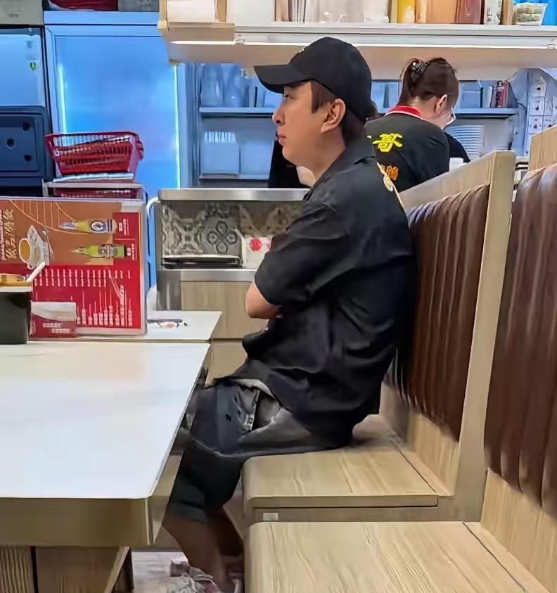 在香港偶遇王思聪他带着帽子又帅气，又有精气神十足，根本不像网上人们说的，那么胖