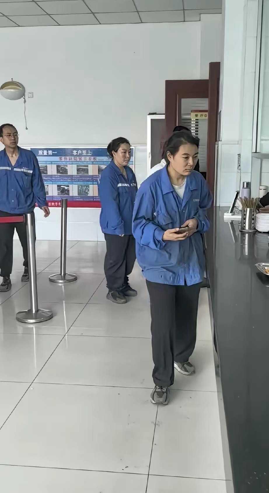 进过厂的人才知道这个眼神的含金量有多高