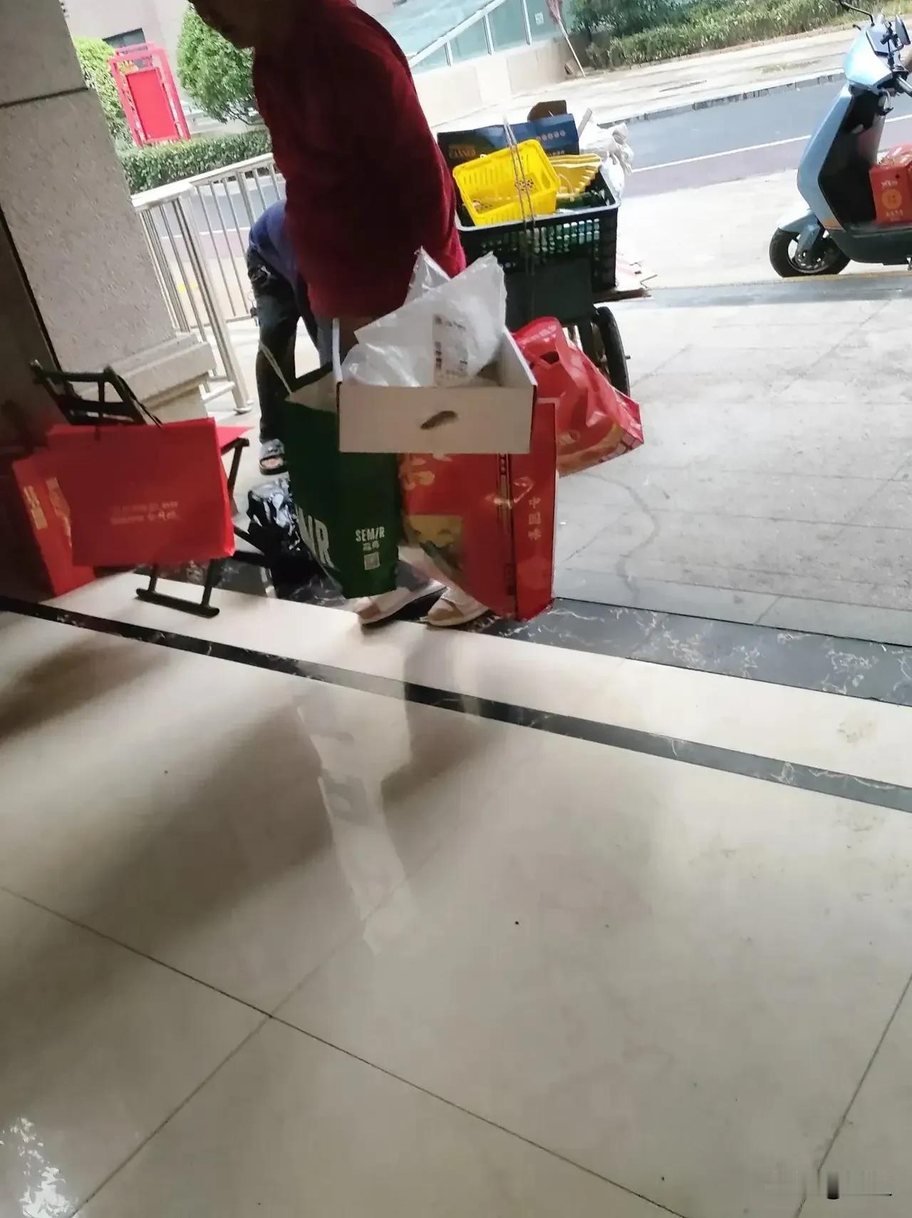 昨天老头子在楼下看人洗油烟机，小区里捡废品的老张头凑过来说：“你们多好啊，有退休
