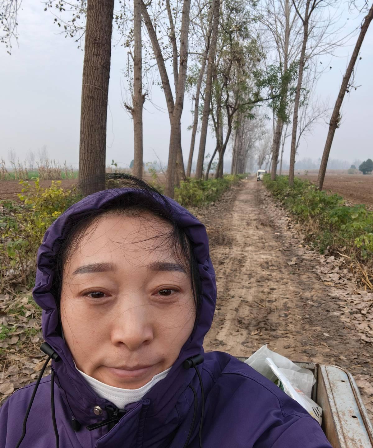 姑娘辞职第三天把皮鞋摆满院子晒太阳，顺手拍下晒鞋、看麦苗、跟妈妈学编草垫。视频