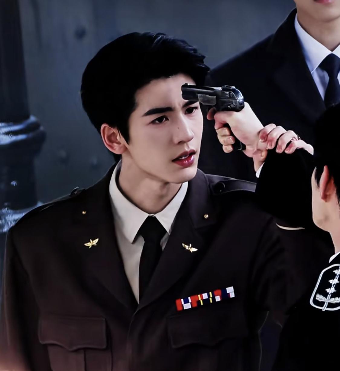 张凌赫的合同是2019年签的，像他这种素人合同都是签10年，他已经熬过了一多半了