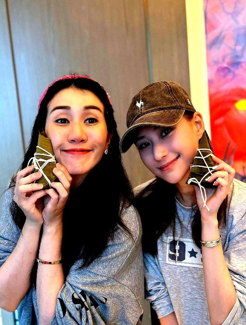 窦骁估计想离婚的心都有了！端午节何超莲晒了段豪门姐妹包粽子的视频，好家伙这回
