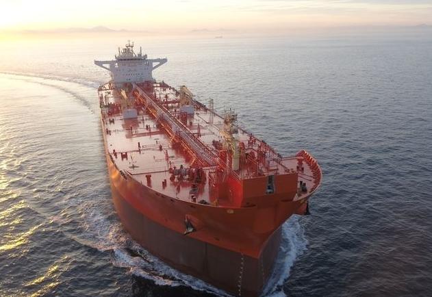 惊心一幕：中国两艘油轮逼近委内瑞拉，美军封锁行动遇历史性反制，航线直播+五星红旗