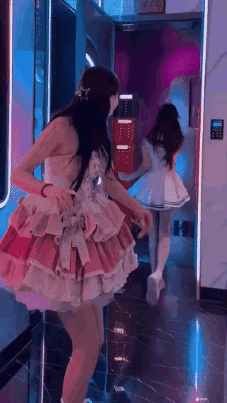 这个场景似曾相识啊！先进来的美女突然的转身离去，直接把后面的美女干懵了，发生了什