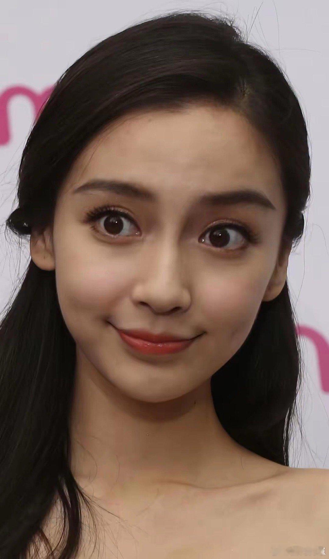 杨颖这双眼睛也太绝了！瞪得圆溜溜的，简直像铜铃一样炯炯有神！