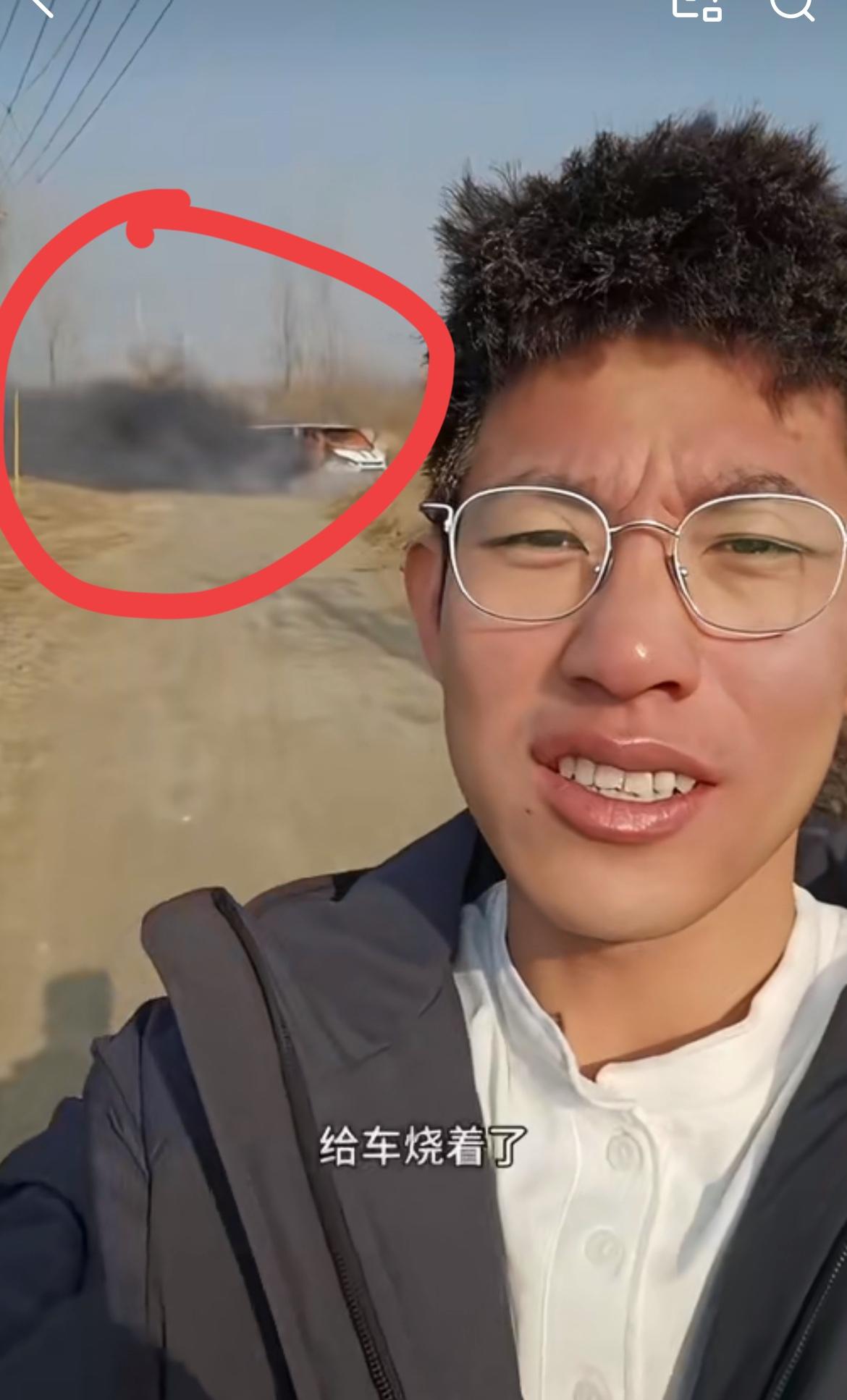 沈阳小伙上坟烧纸，人家是烧灵车，他豪横烧真车，先祖泉下点赞，这是真孙子。11月1