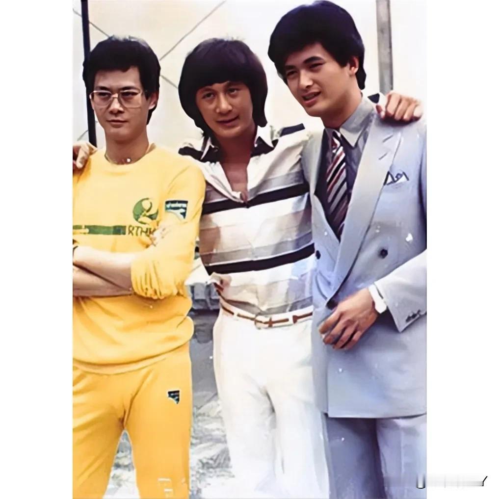 1980年，郑少秋与许冠杰和周润发在香港，留下的美好瞬间。那时候郑少秋33岁，许