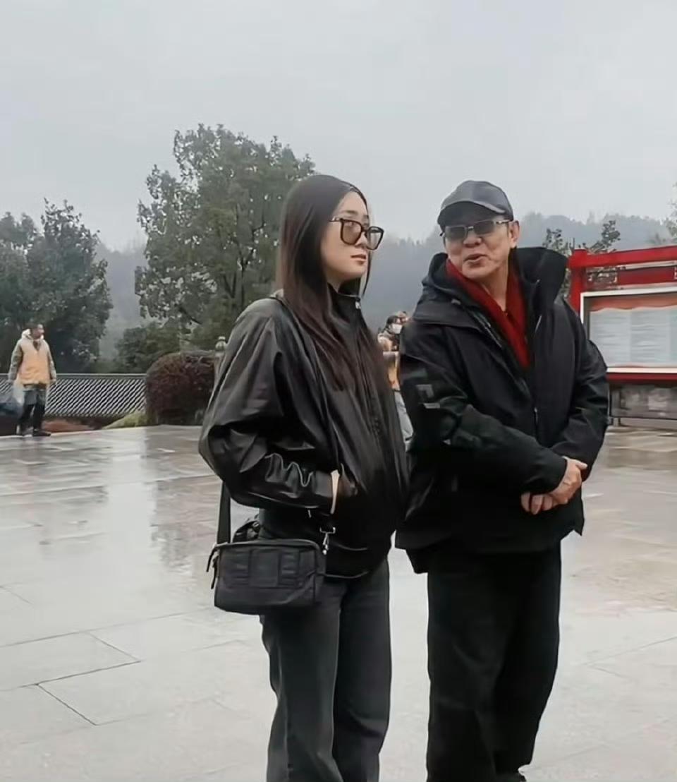 李连杰携22岁小女儿高调现身安徽九华山祈福，身形尽显岁月痕迹，面容略显憔悴苍老；