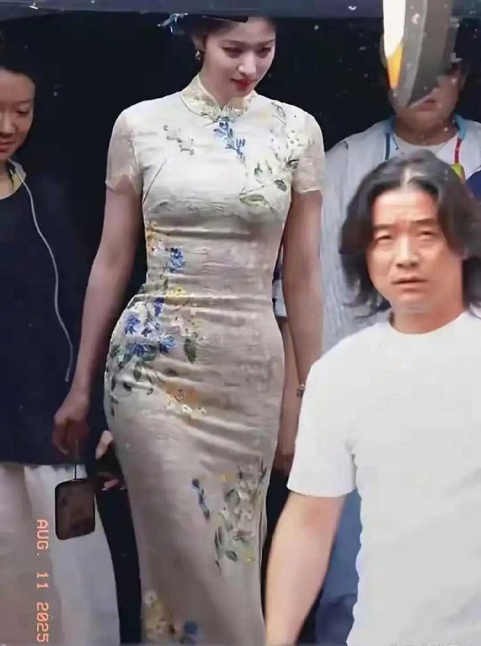 胯大的女生简直就是天选旗袍人，看王楚然就知道了