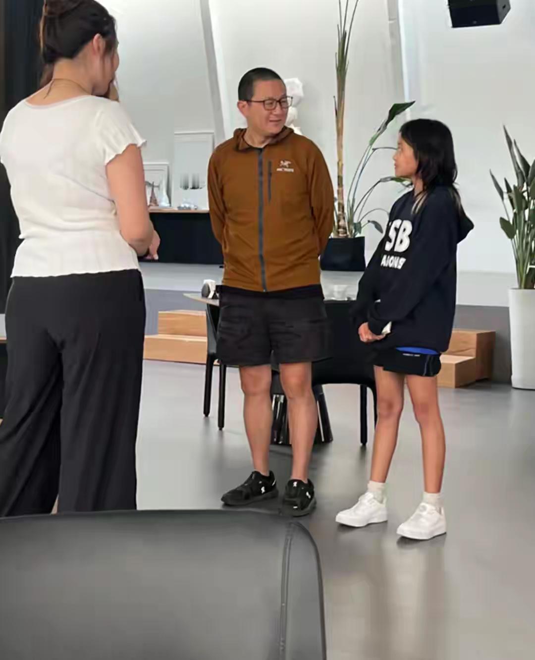 梅婷老公曾剑和女儿被偶遇，父女二人打扮休闲舒服，与网友互动好暖心！照片中的曾剑