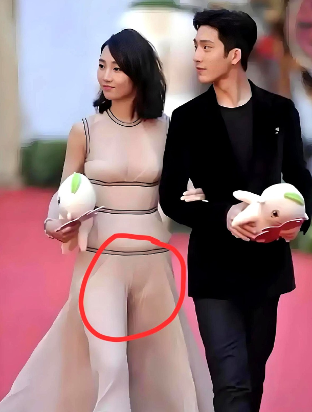 风把裙子吹起那一刻,全网5亿人盯着她大腿看。白百何没躲,反而抬头挺胸,让黑色