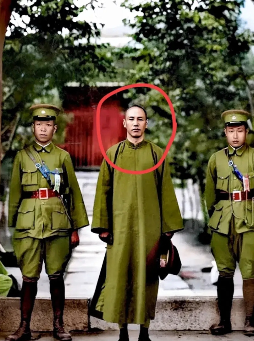 一张老照片，拍摄于1927年的南京，大家看看站在中间的这人是谁？这才是他年轻时候