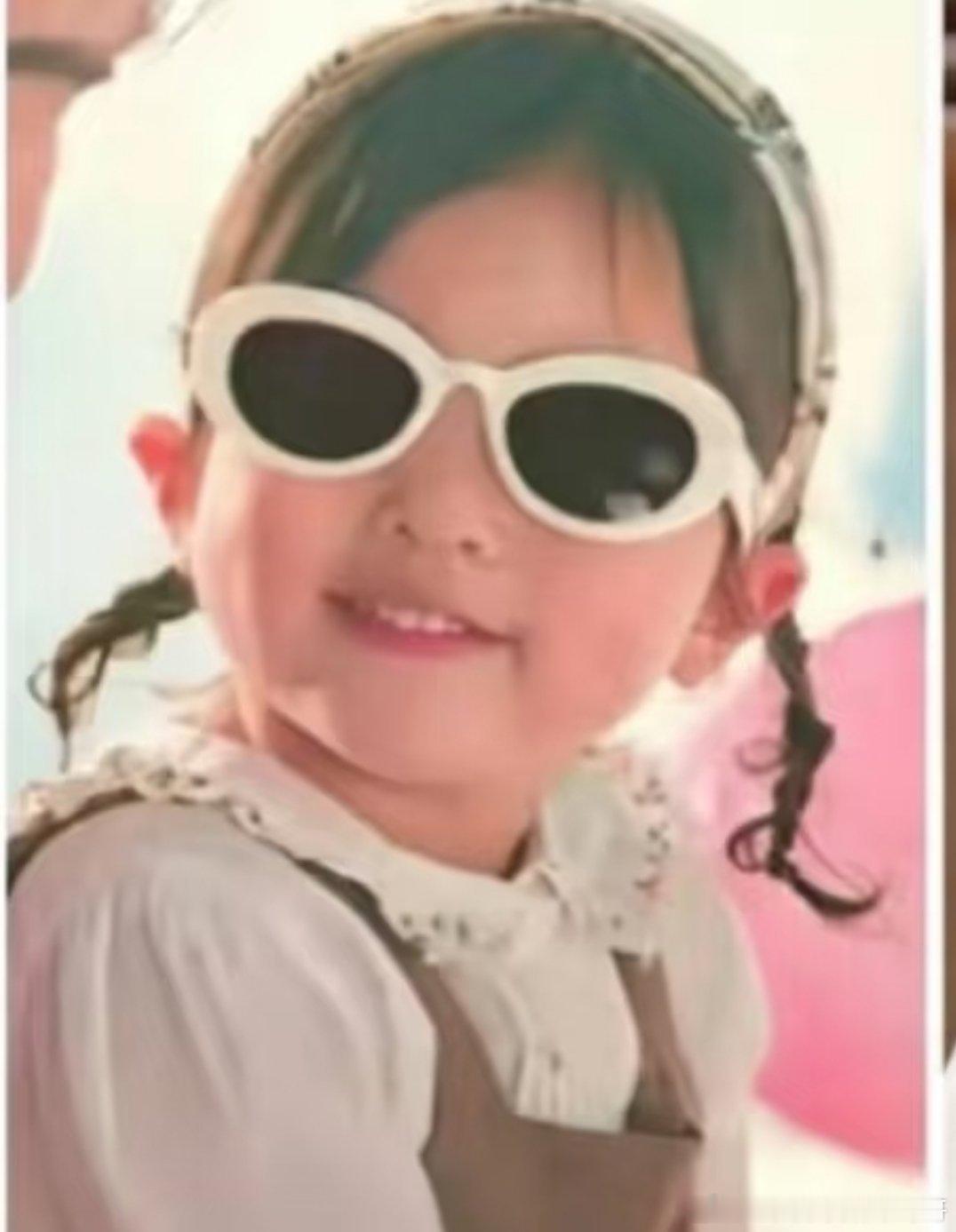 基因真神奇，周杰伦大女儿轮廓跟妈妈一模一样，小女儿又像爸爸