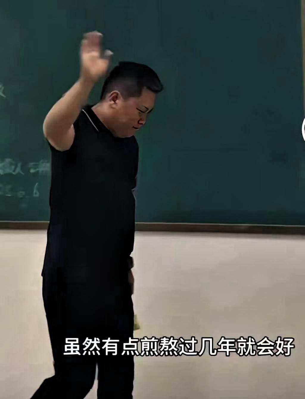 浙江一位男老师因为离婚患上抑郁症，想请假修养一段时间。去班里上最后一节课时，两个