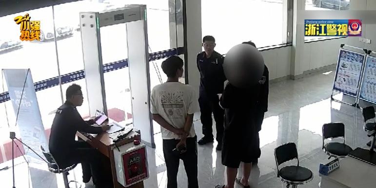 张某接到“老家公安”电话时，正蹲在海盐工棚里扒饭，一听“你是在逃人员”，筷子都笑掉了：这诈骗话术也太